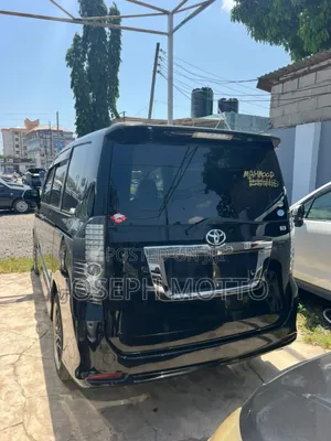 Toyota Noah 2.0 143hp AWD (8 Seater) 2010 Black