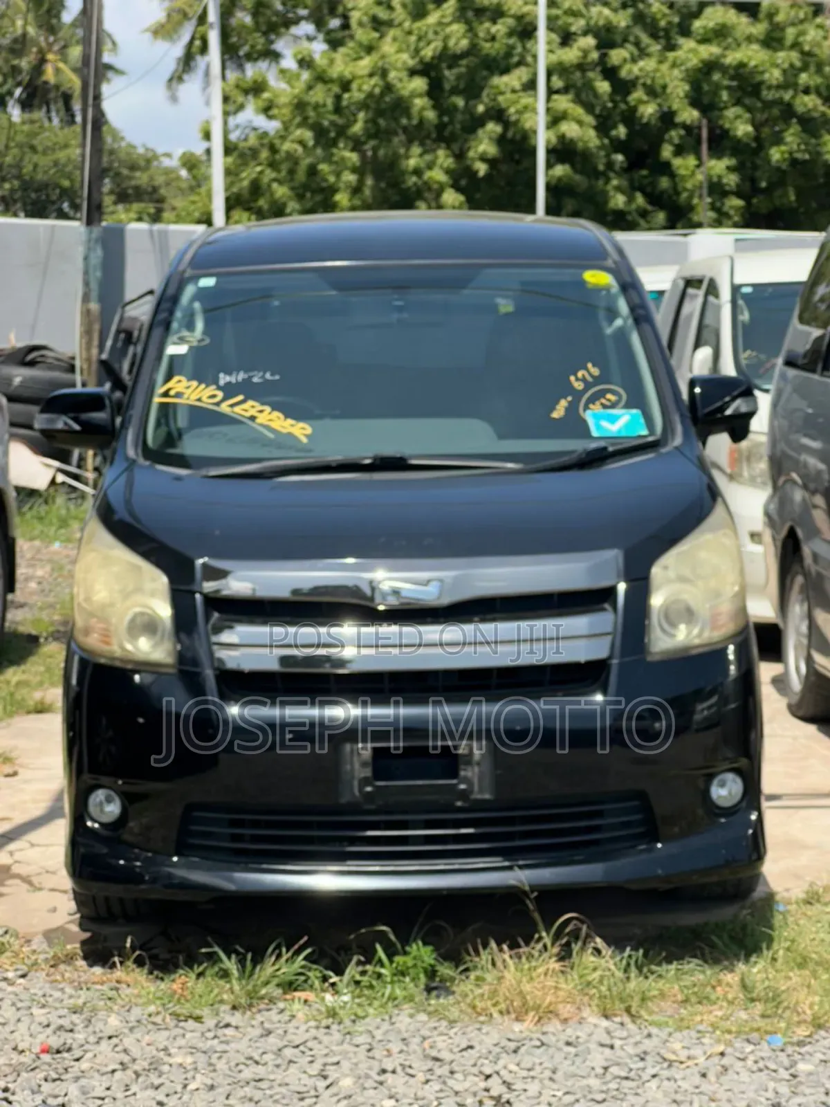 Toyota Noah 2.0 143hp AWD (8 Seater) 2010 Black