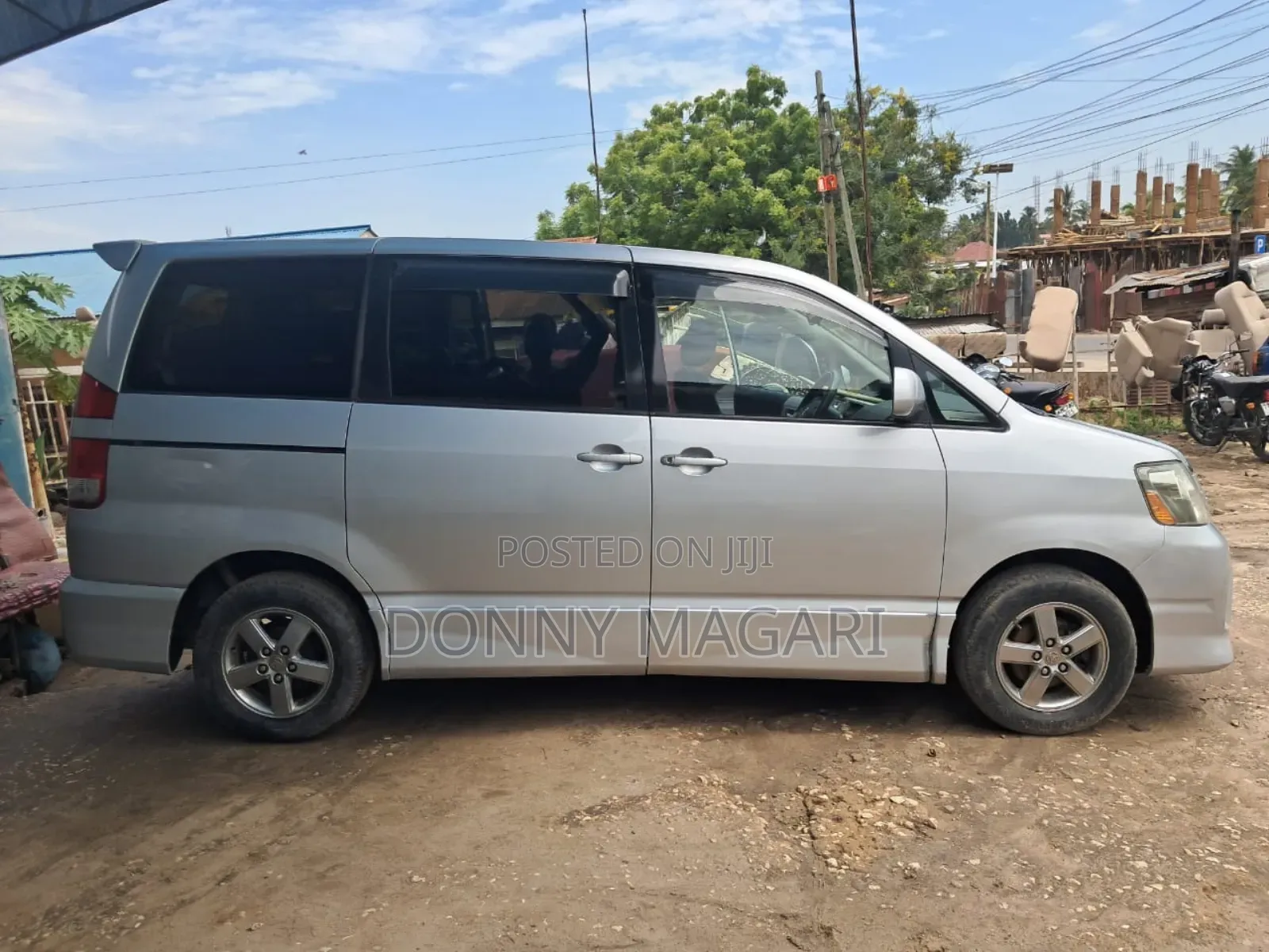 Toyota Noah 2.0 143hp AWD (7 Seater) 2008 Silver