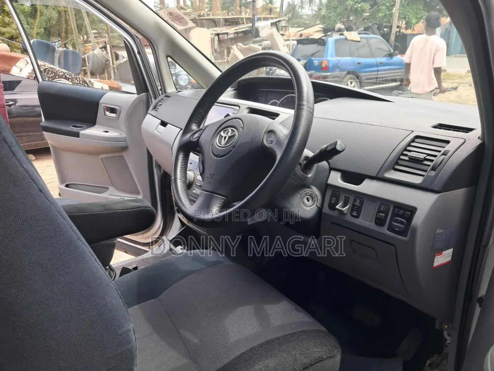 Toyota Noah 2.0 143hp AWD (7 Seater) 2008 Silver