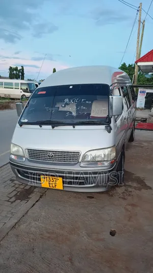 Toyota HiAce 2000 Beige