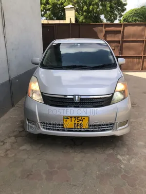 Toyota ISIS 2010 Silver