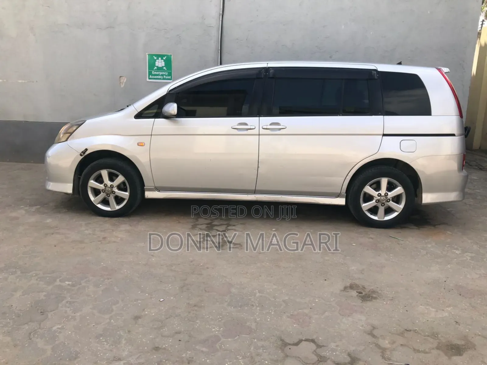 Toyota ISIS 2010 Silver