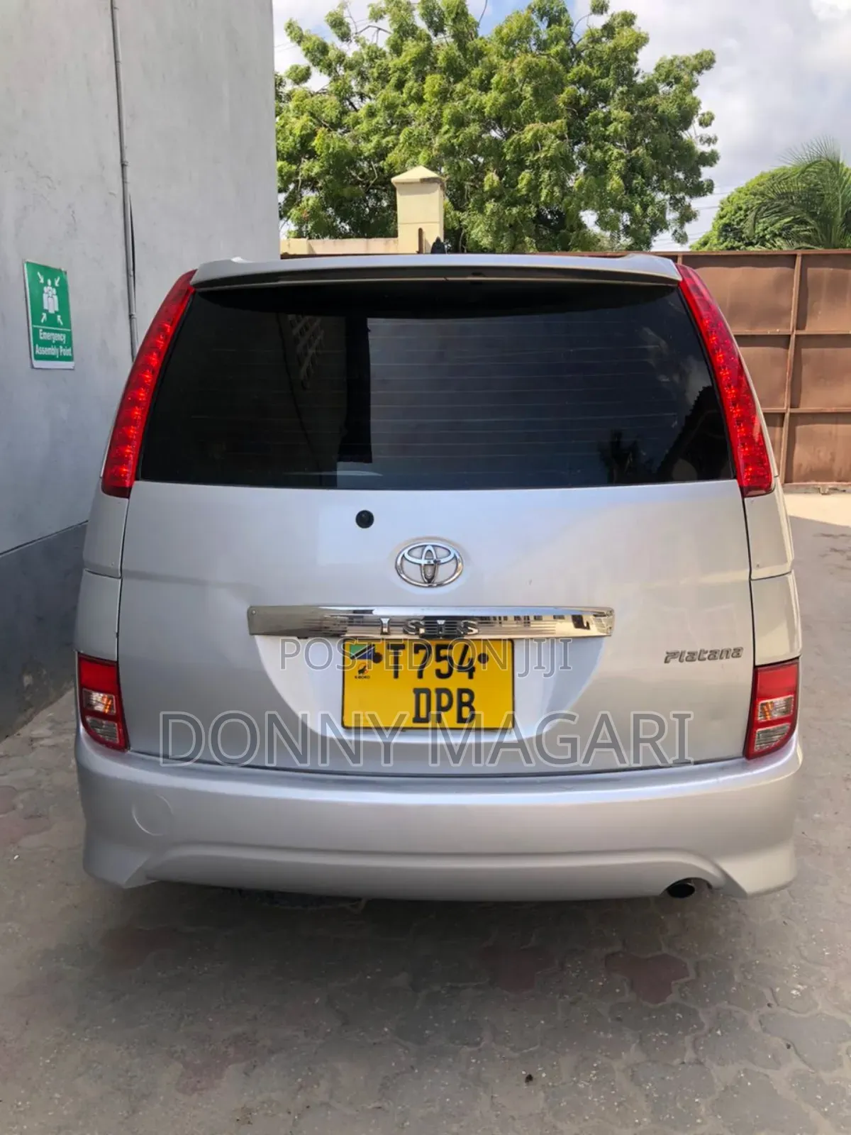 Toyota ISIS 2010 Silver