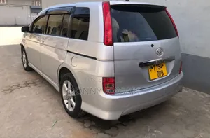 Toyota ISIS 2010 Silver