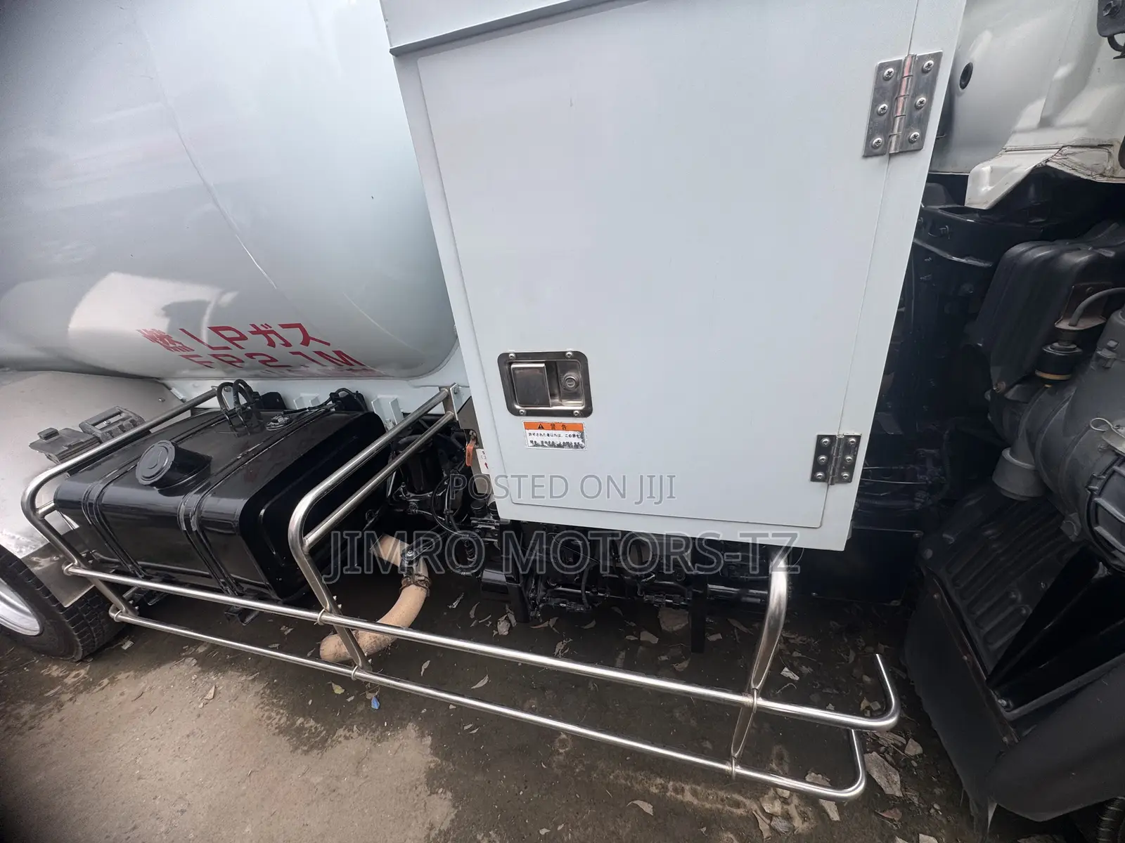  Quick Specs: • Model: 2004 Hino Ranger (J05d Engine)