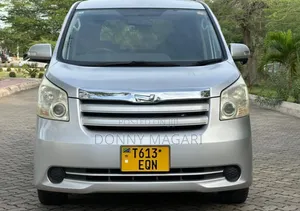 Toyota Noah 2.0 143hp AWD (8 Seater) 2008 Silver