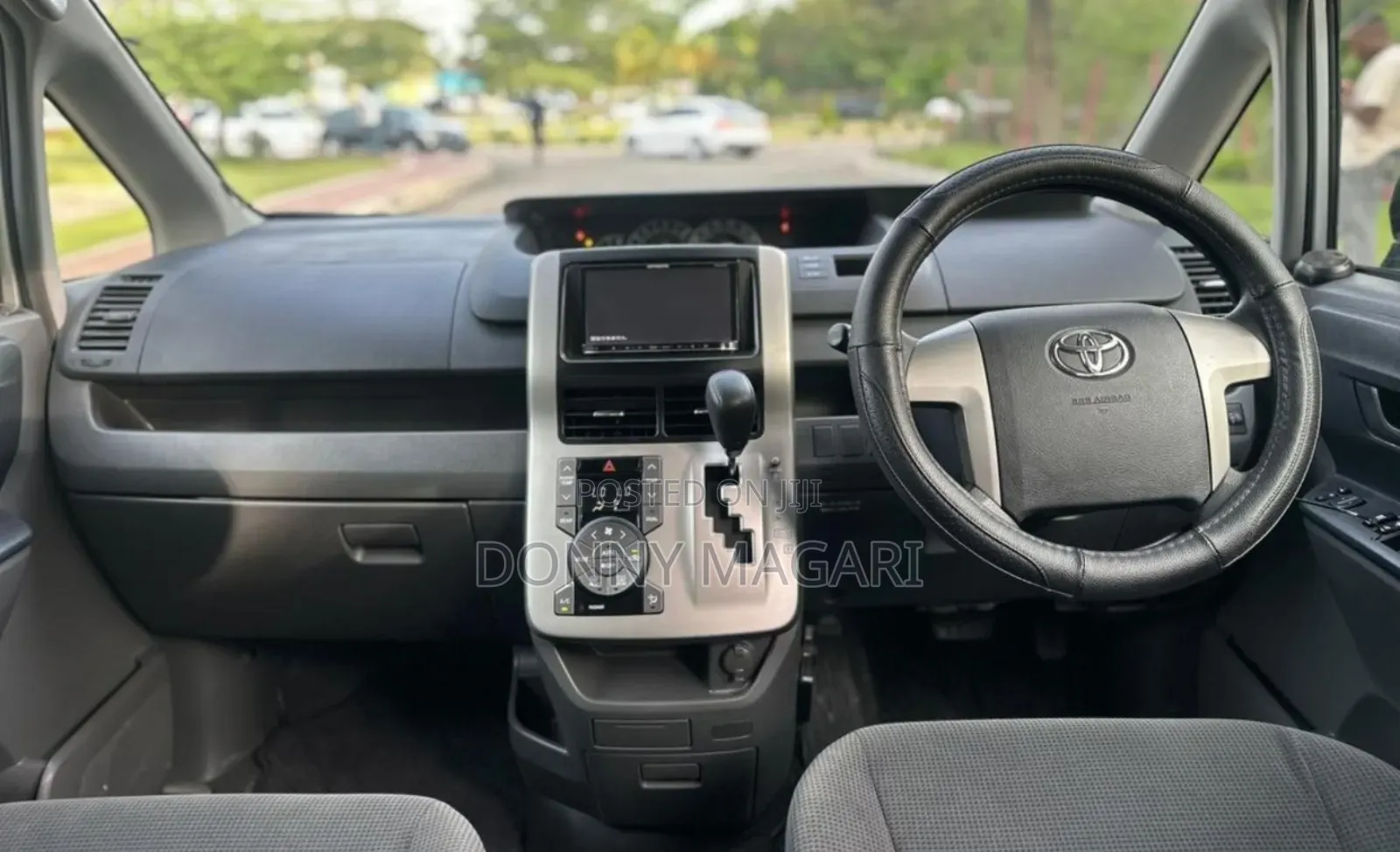 Toyota Noah 2.0 143hp AWD (8 Seater) 2008 Silver
