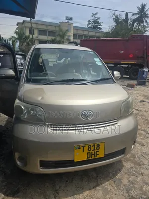 Toyota Porte 2005 Gold