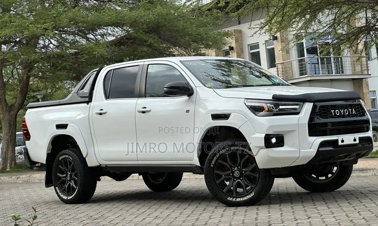 Toyota Hilux 2023 White