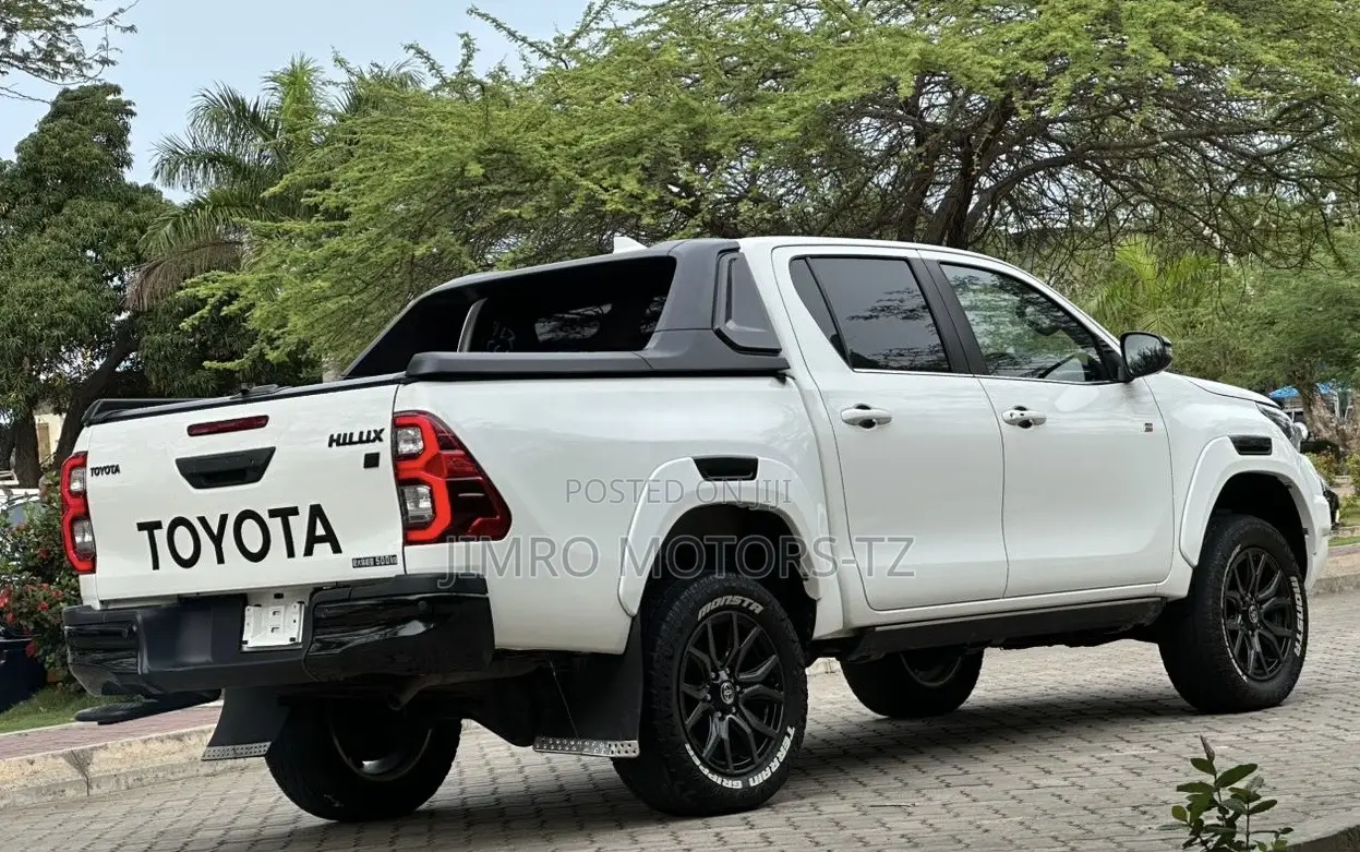 Toyota Hilux 2023 White