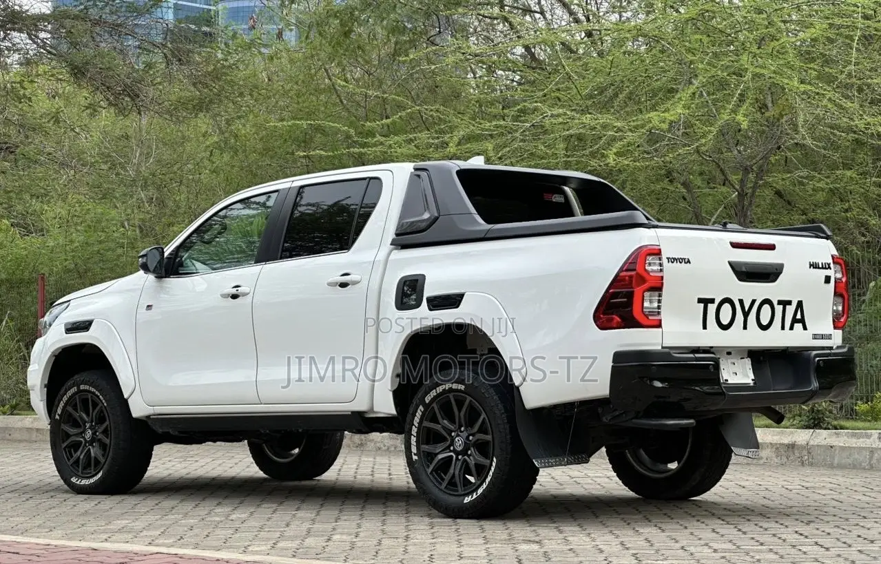 Toyota Hilux 2023 White
