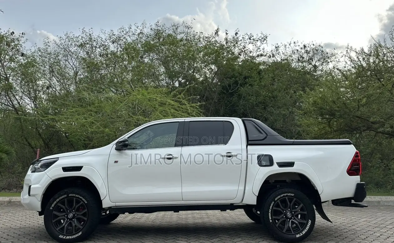 Toyota Hilux 2023 White