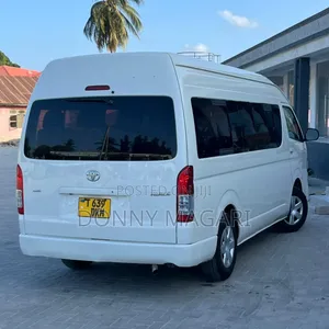 Toyota Quantum 2014 White