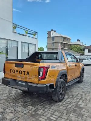 New Toyota Hilux 2025 Gold