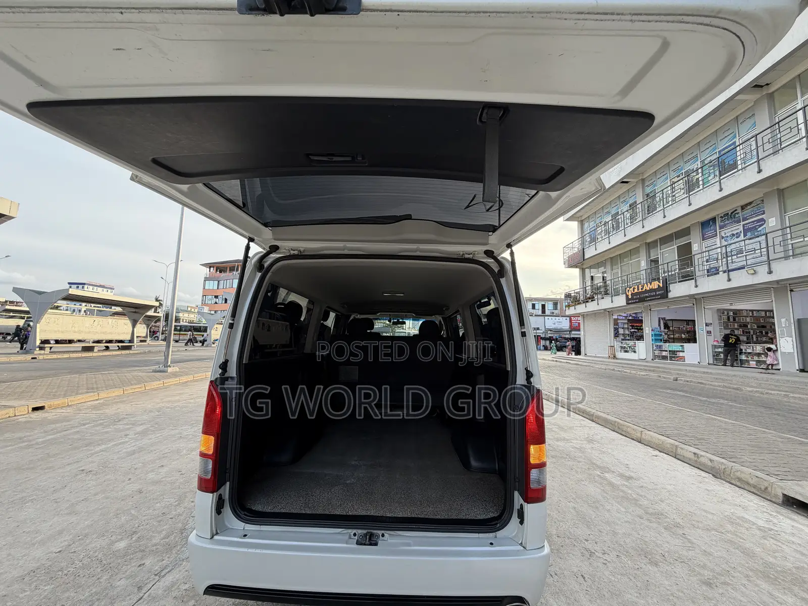 Toyota HiAce 2012 White
