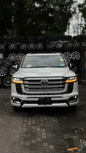 Toyota Land Cruiser LC300 2024 White