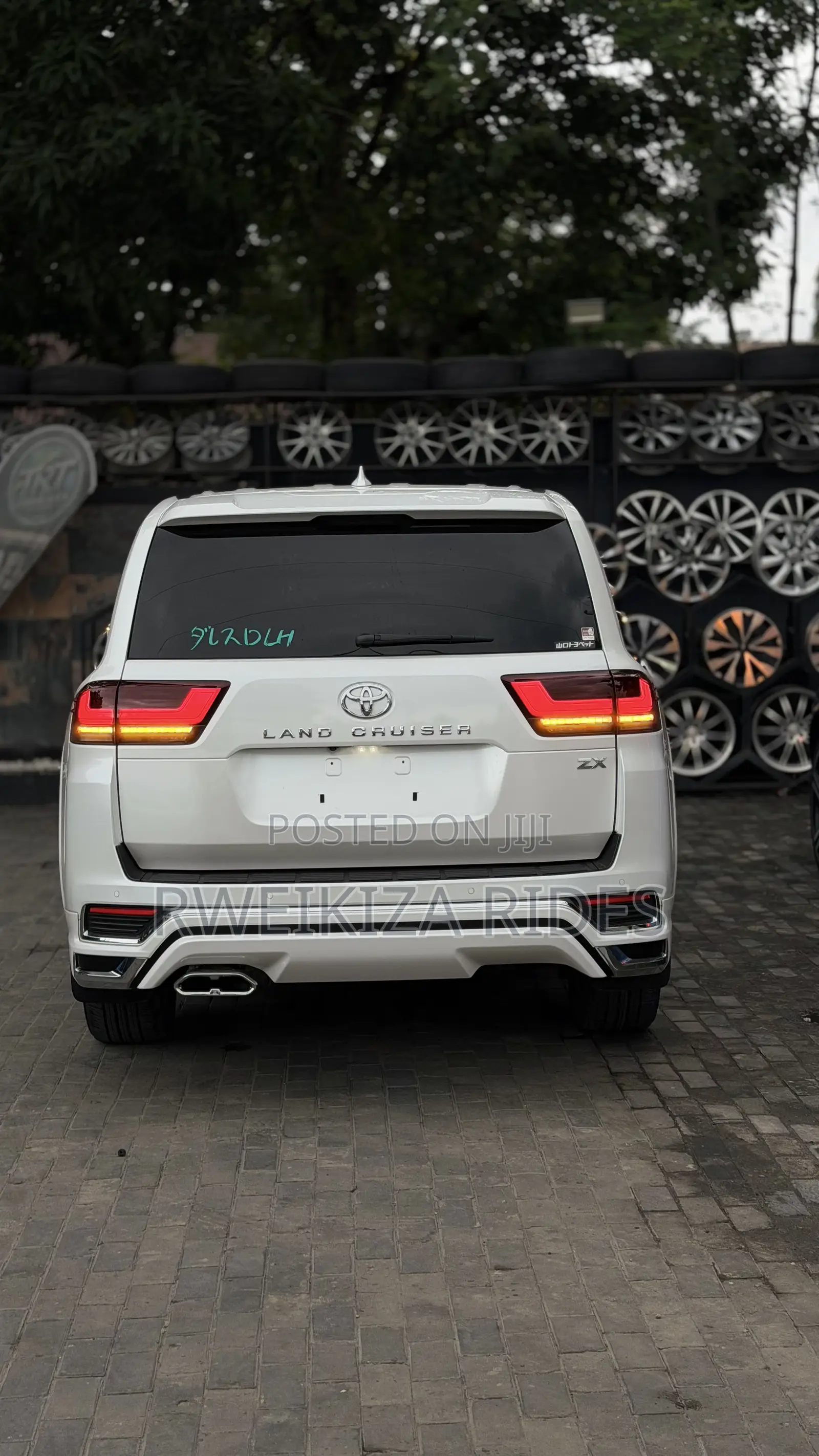 Toyota Land Cruiser LC300 2024 White