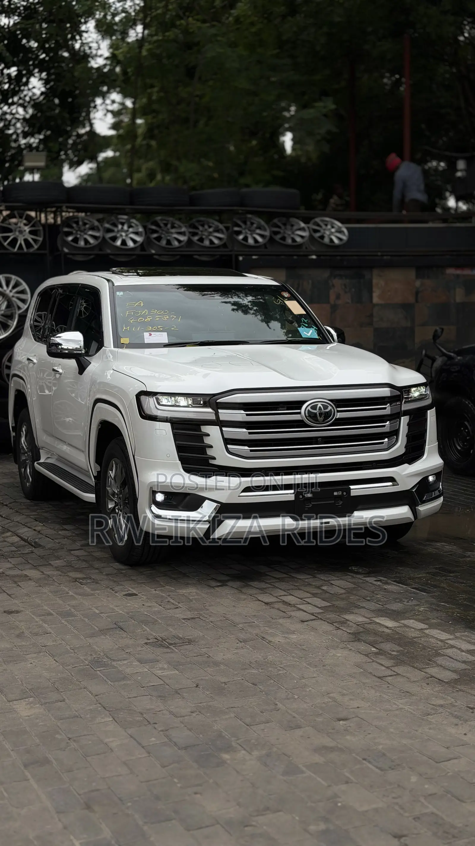 Toyota Land Cruiser LC300 2024 White
