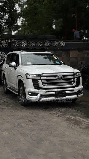 Toyota Land Cruiser LC300 2024 White