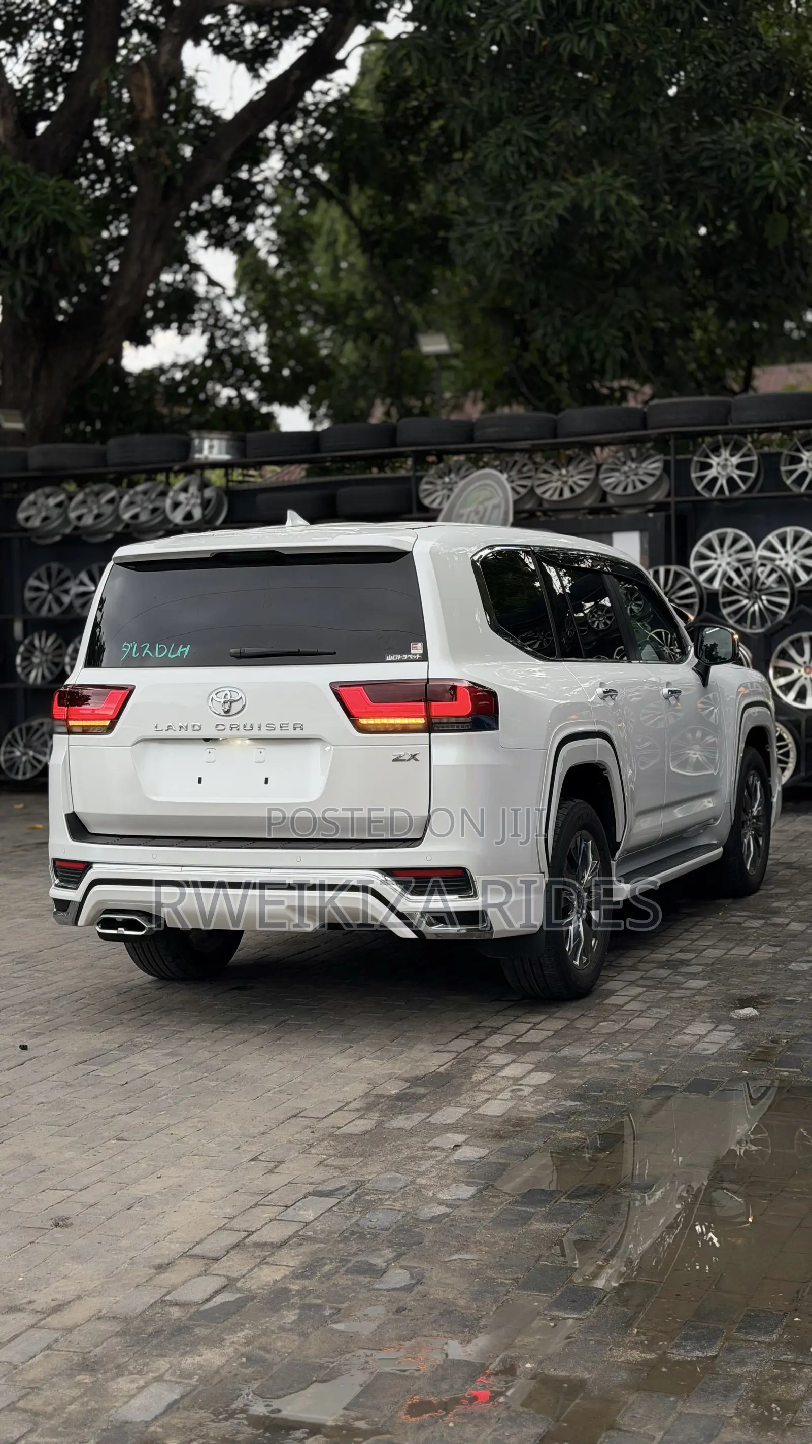 Toyota Land Cruiser LC300 2024 White