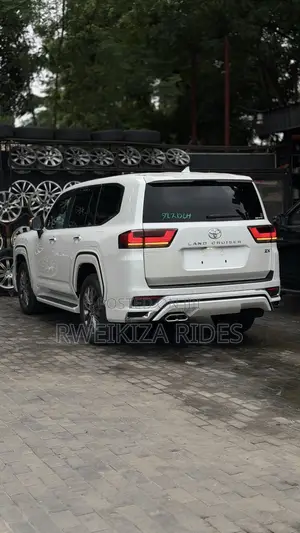 Toyota Land Cruiser LC300 2024 White