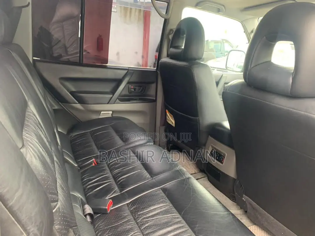 Mitsubishi Pajero 2000 Silver
