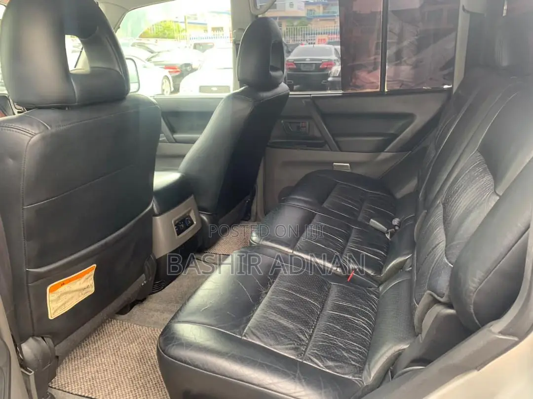 Mitsubishi Pajero 2000 Silver