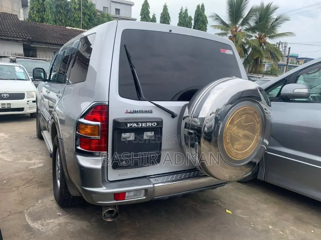 Mitsubishi Pajero 2000 Silver