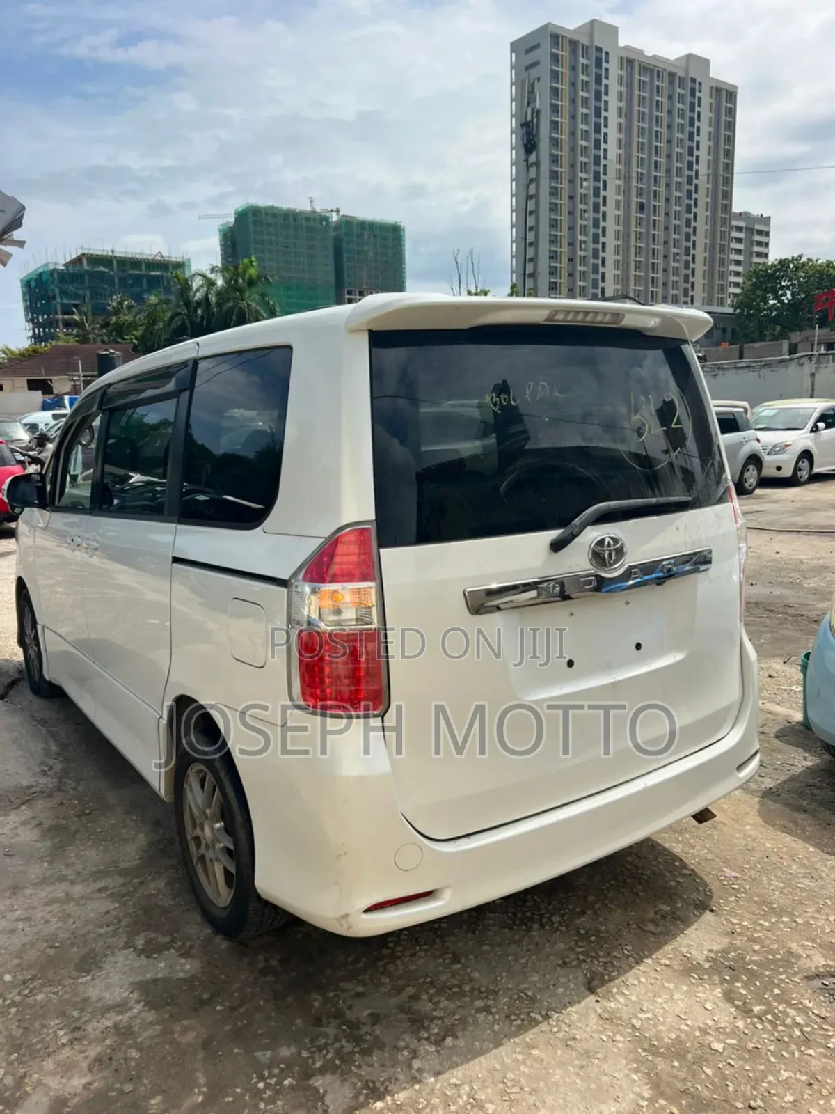 Toyota Noah 2.0 143hp AWD (8 Seater) 2008 White