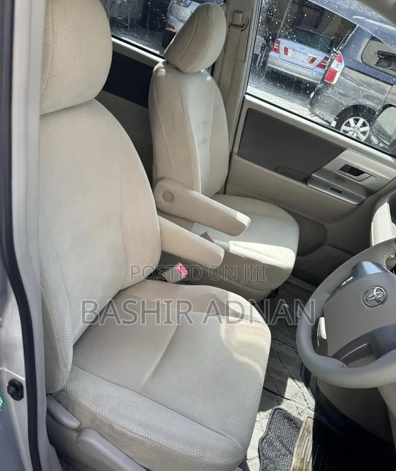 Toyota Noah 2.0 143hp FWD (8 Seater) 2008 Silver