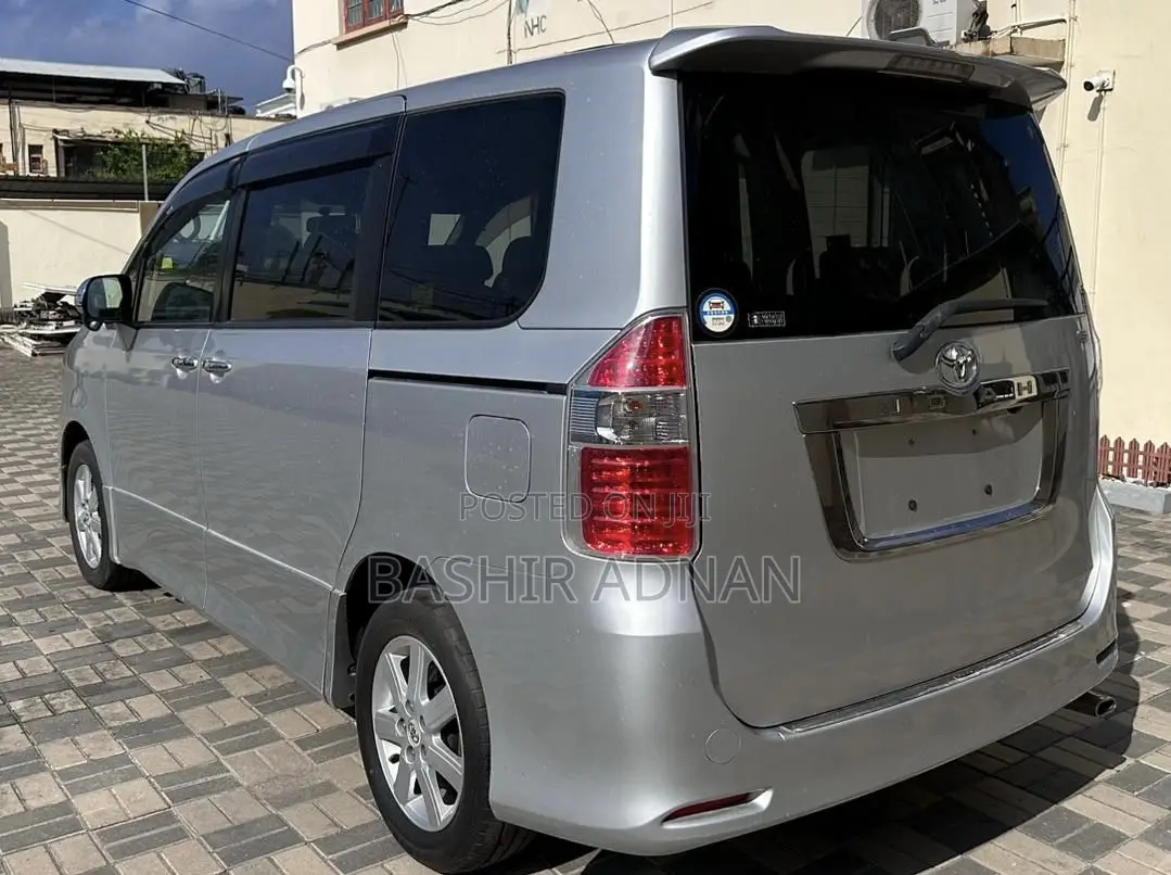 Toyota Noah 2.0 143hp FWD (8 Seater) 2008 Silver