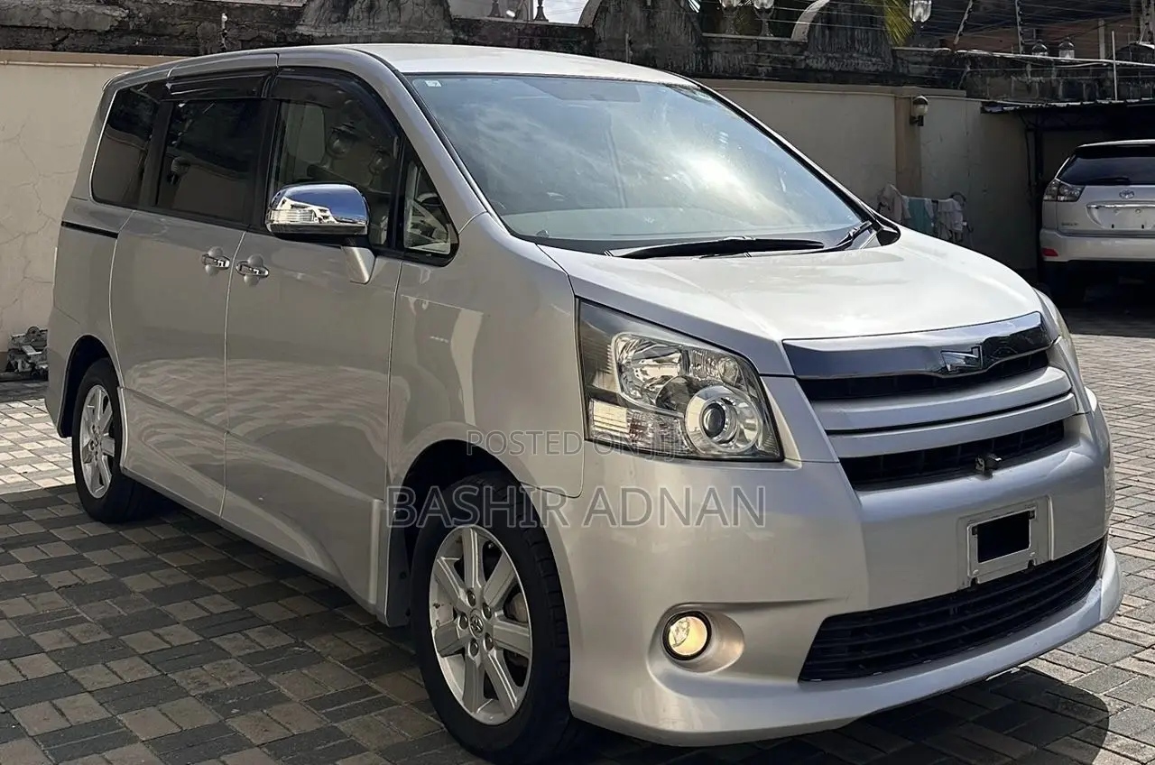 Toyota Noah 2.0 143hp FWD (8 Seater) 2008 Silver