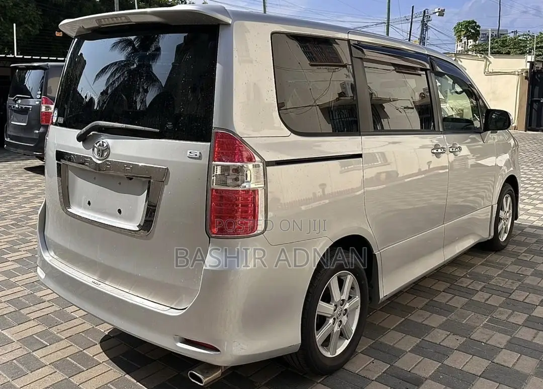 Toyota Noah 2.0 143hp FWD (8 Seater) 2008 Silver