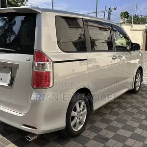 Toyota Noah 2009 Silver