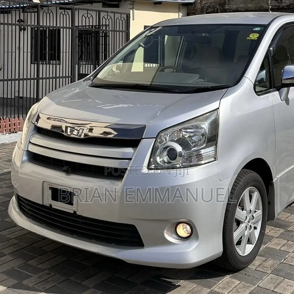 Toyota Noah 2009 Silver