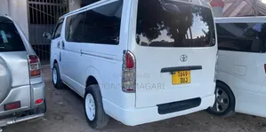 Toyota Quantum 2010 White