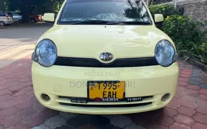 Toyota Sienta 1.5 AWD 2005 Yellow