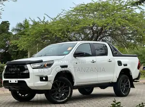 Toyota Hilux 2022 White