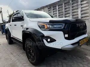 Toyota Hilux 2025 White