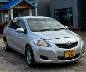 Toyota Belta 2010 Silver