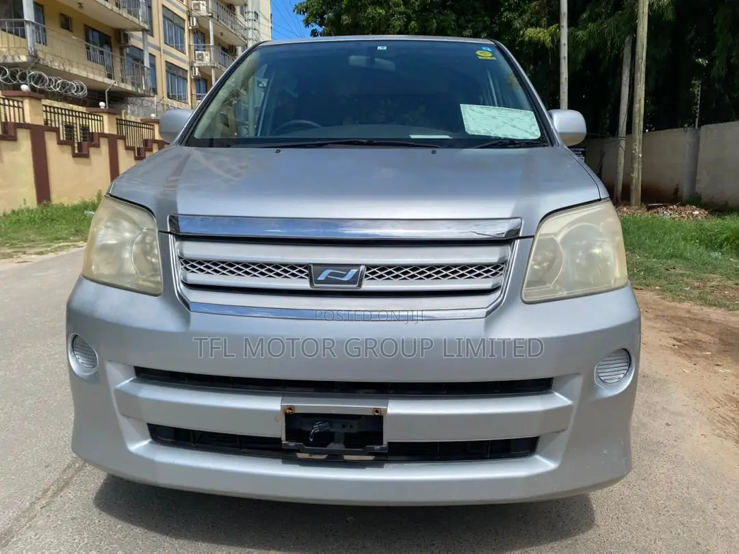 Toyota Noah 2004 Silver