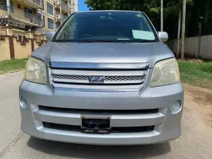 Toyota Noah 2004 Silver