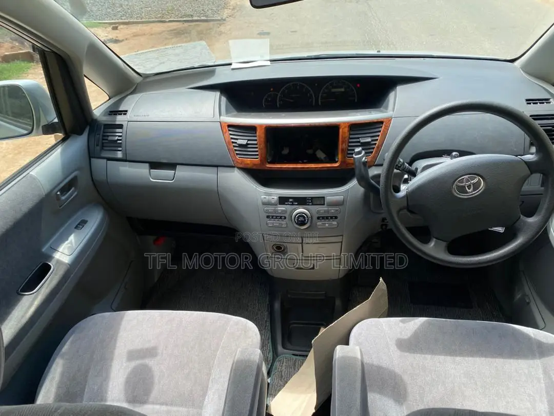 Toyota Noah 2004 Silver