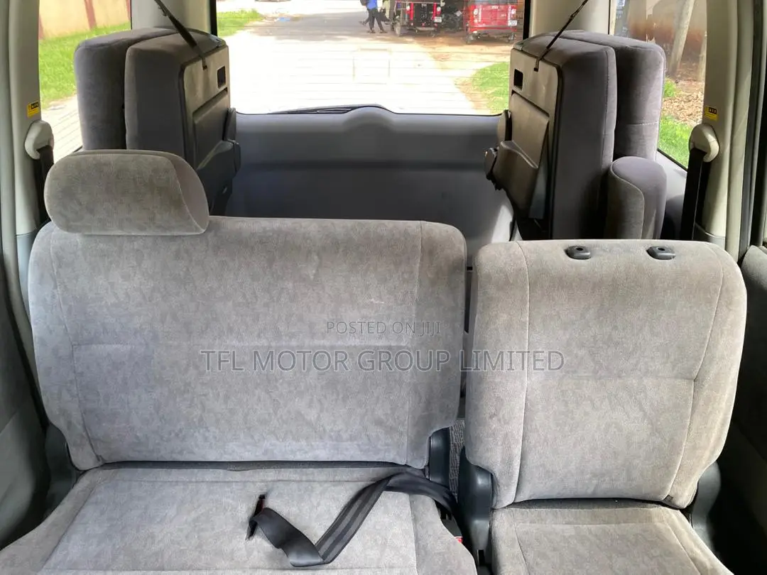 Toyota Noah 2004 Silver