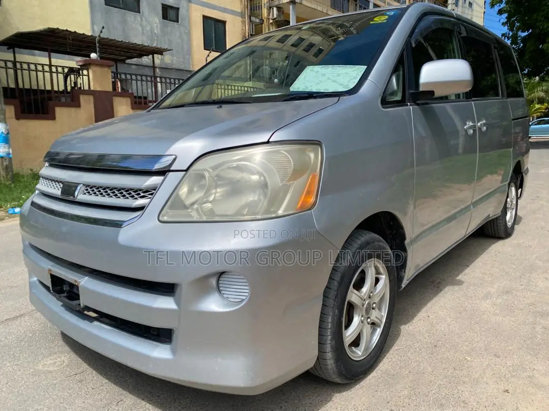Toyota Noah 2004 Silver