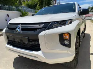 Mitsubishi Triton 2022 White