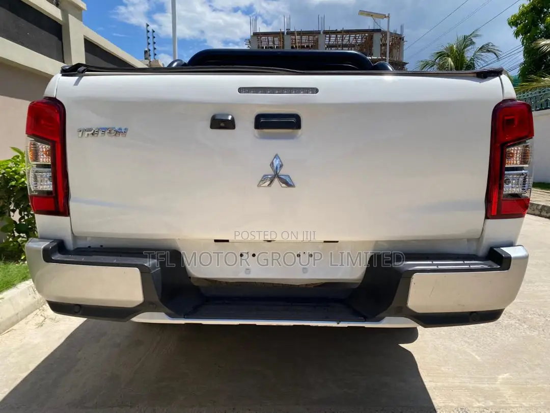 Mitsubishi Triton 2022 White