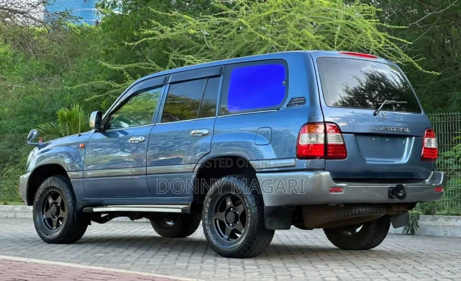 Toyota Land Cruiser 2000 Gray