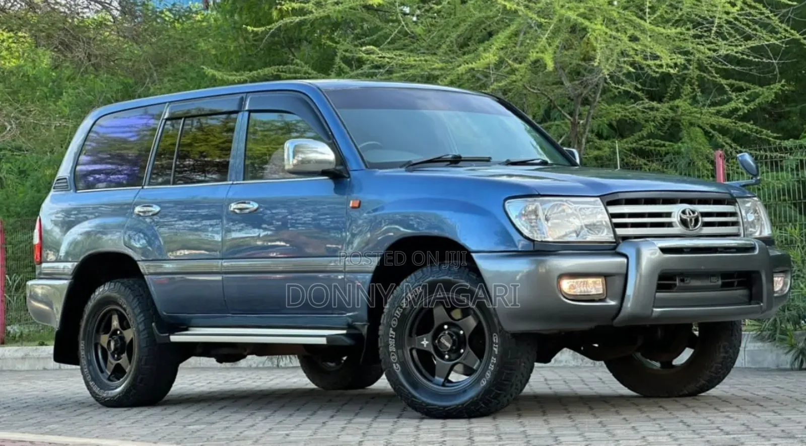 Toyota Land Cruiser 2000 Gray